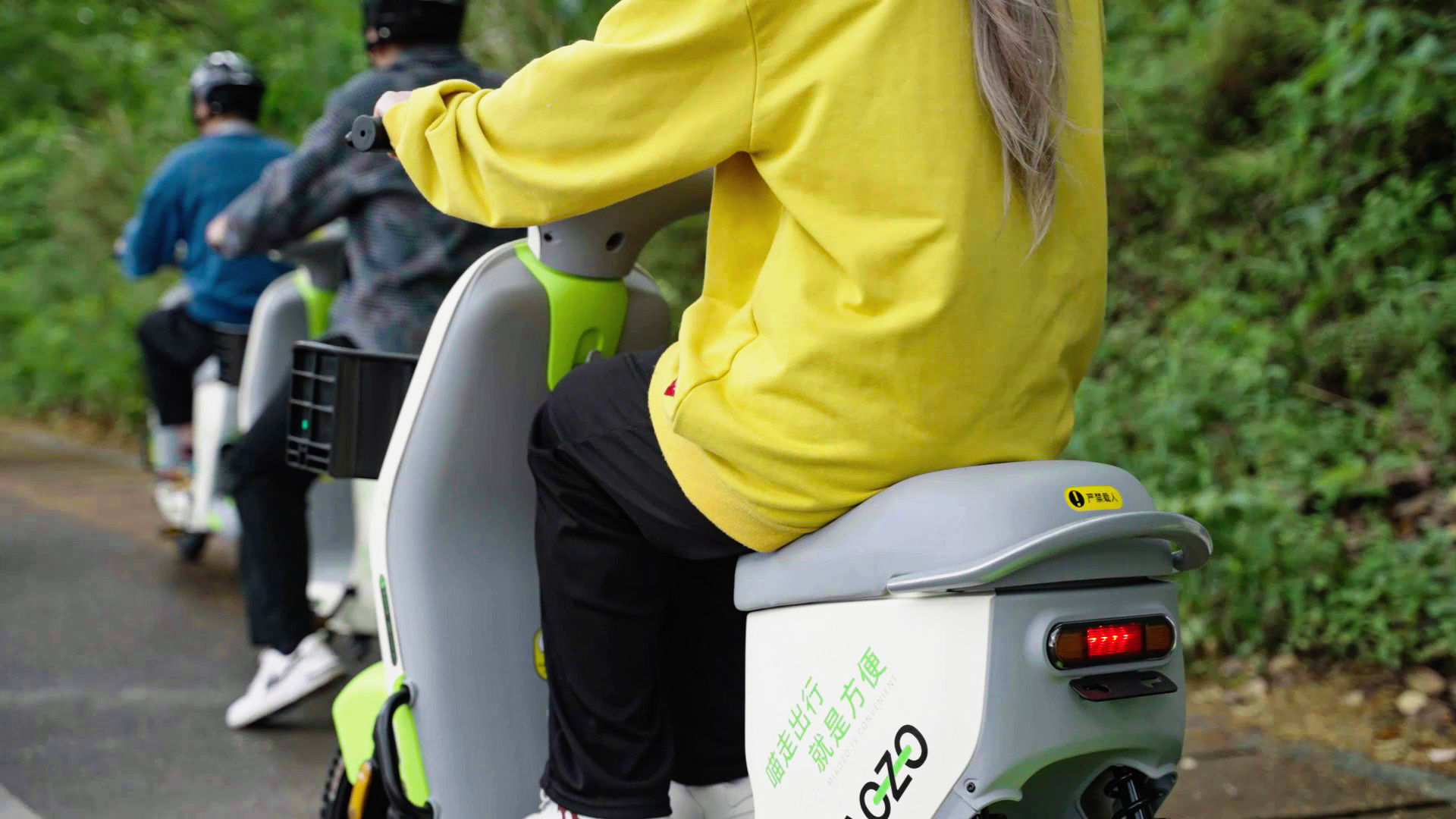 騎共享電動(dòng)車出行跟堵車說“拜拜”